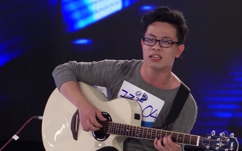 Chang trai keo keo bat khoc khi nhan ve vot Vietnam Idol-Hinh-4